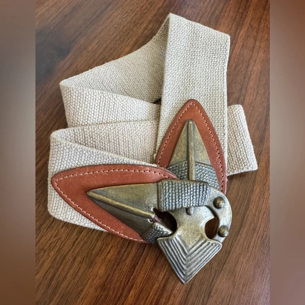 Arrowhead Omega belt. Vintage Size M: cinches your look with effortless style.
